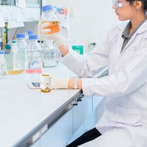 CỒN TRONG MỸ PHẨM LÀ GÌ? CÓ NÊN SỬ DỤNG MỸ PHẨM CHỨA CỒN