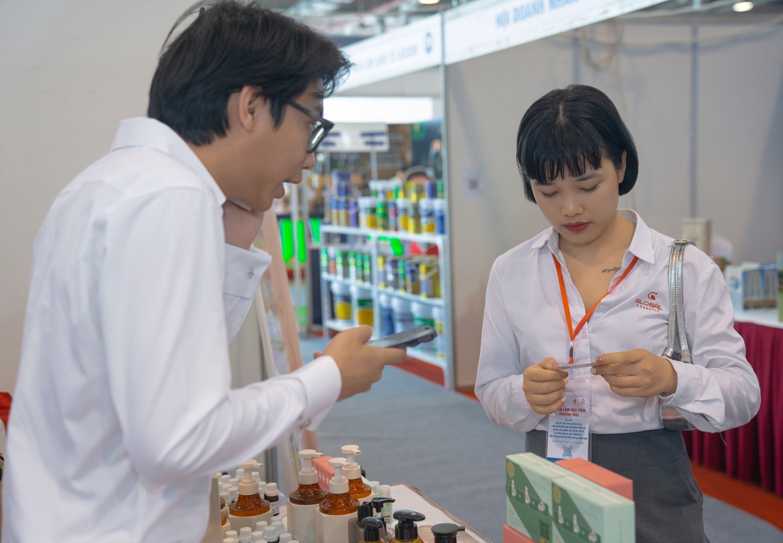 Nhân viên VIMACCOS tư vấn cho khách hàng